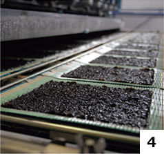 海苔を四角い形にすき、機械で乾燥させれば完成