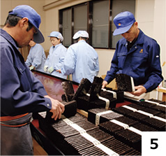 品質の格付けを行い、漁協本所へ集荷された後、入札へ